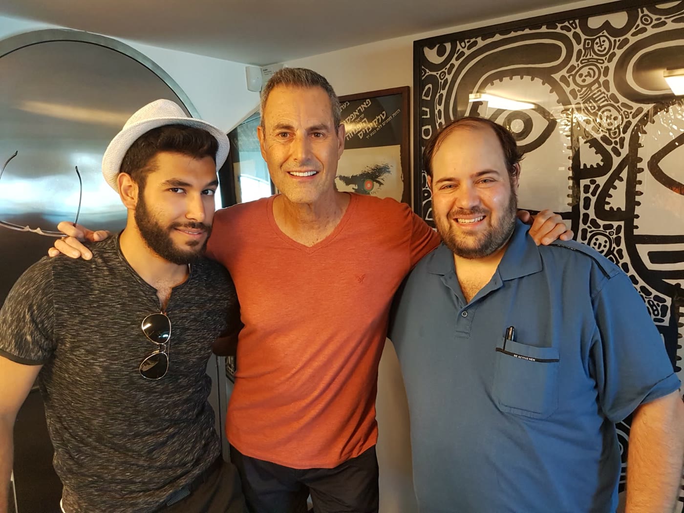 יאיר חשין, בעל בית המכירות, לצד אורי גלר